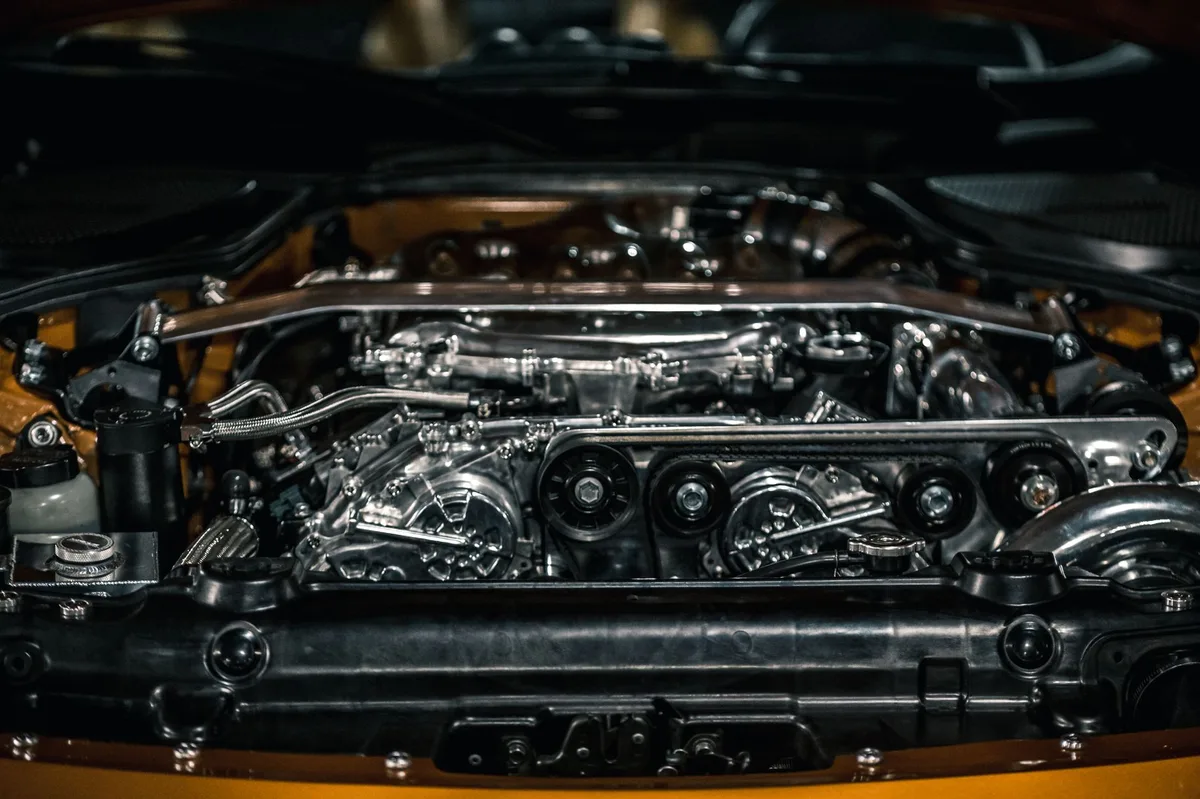 Close do motor de um carro com componentes visíveis