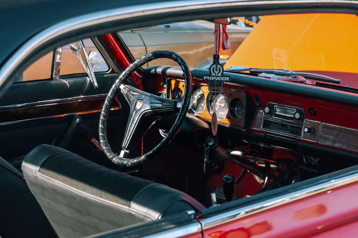 Painel e volante de carro, mostrando interior do veículo