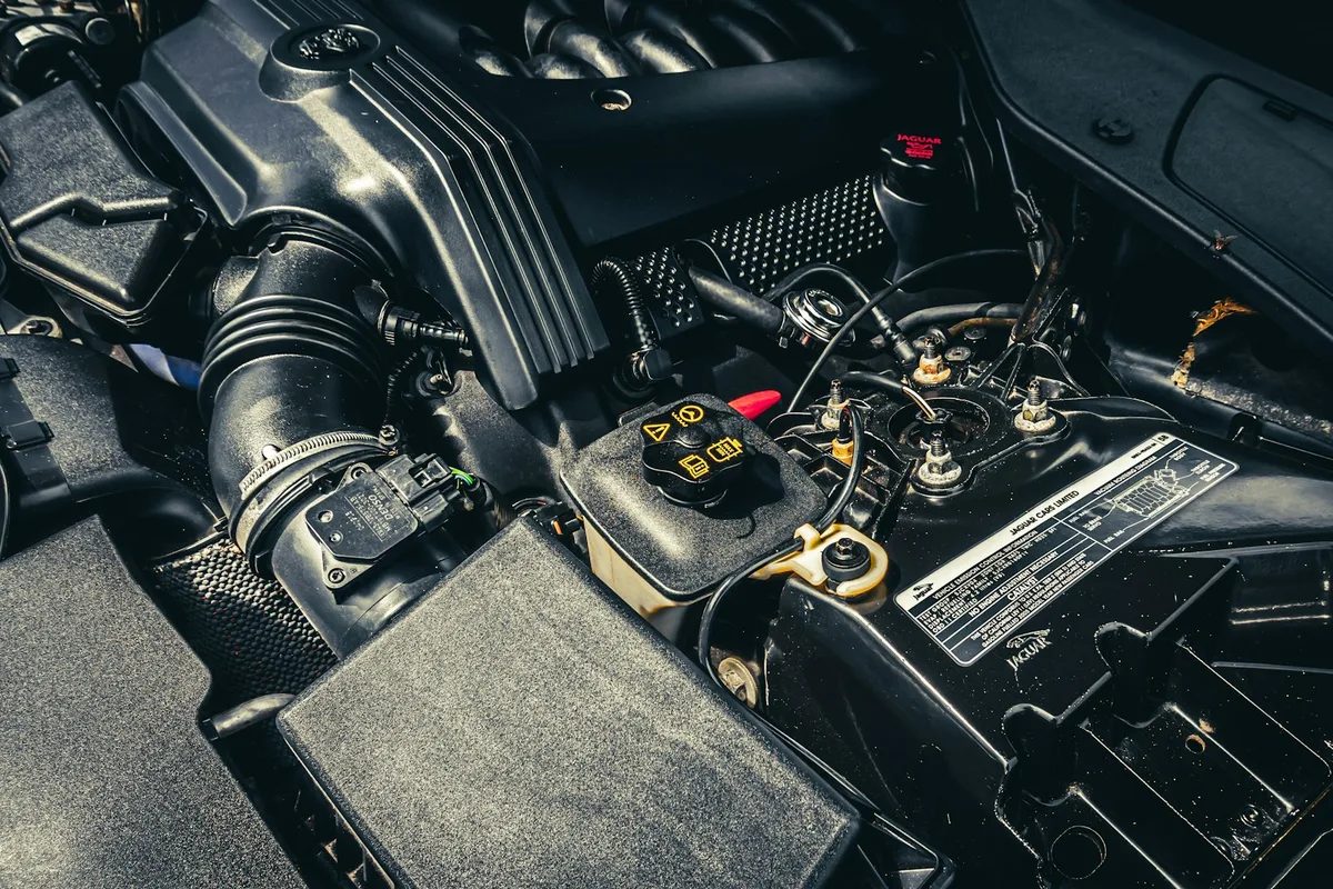 Motor de veículo moderno em close, mostrando componentes do sistema de propulsão