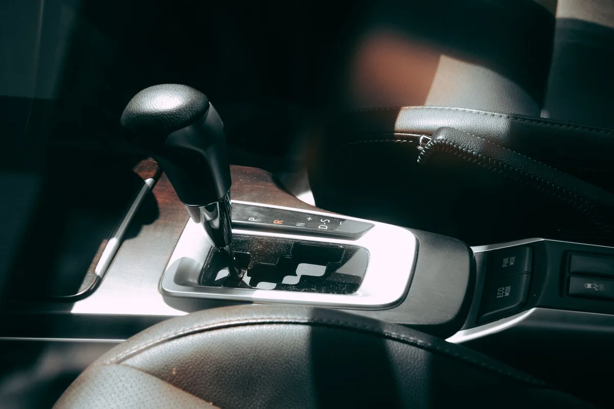 Painel de carro com volante e instrumentos mostrando interior do veículo