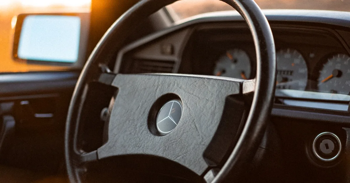 Interior de carro mostrando volante e painel de instrumentos