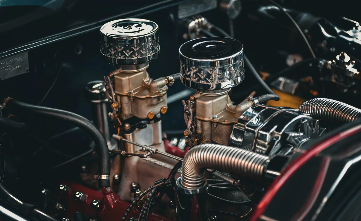 Close-up de motor de carro mostrando componentes internos