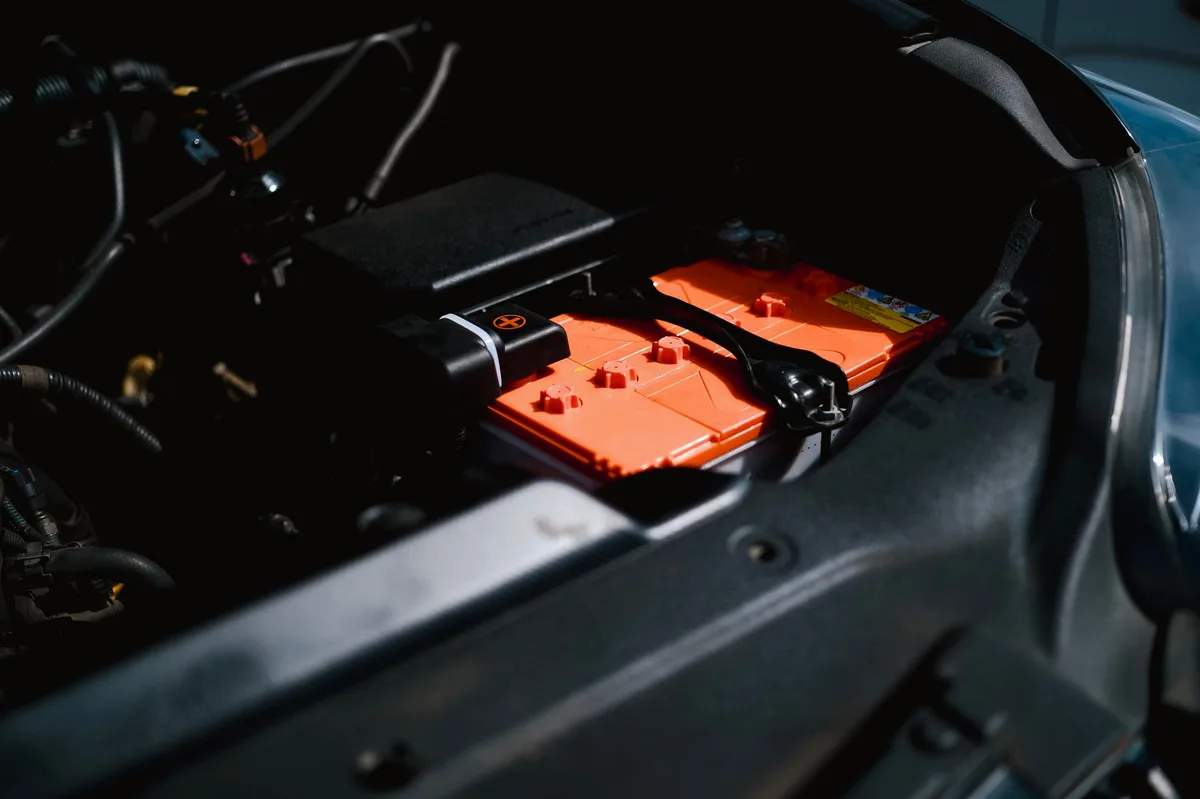 Motor de carro com componentes elétricos visíveis no cofre
