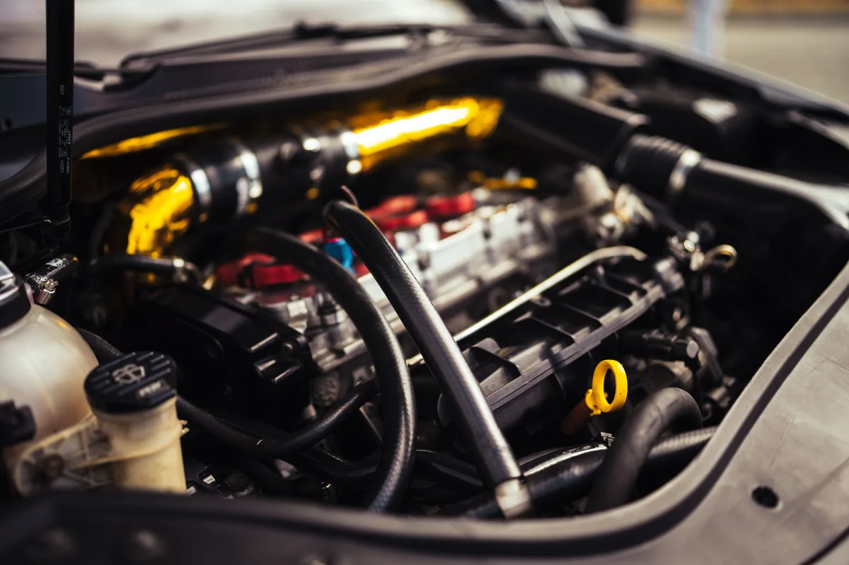 Close de motor de carro mostrando componentes internos