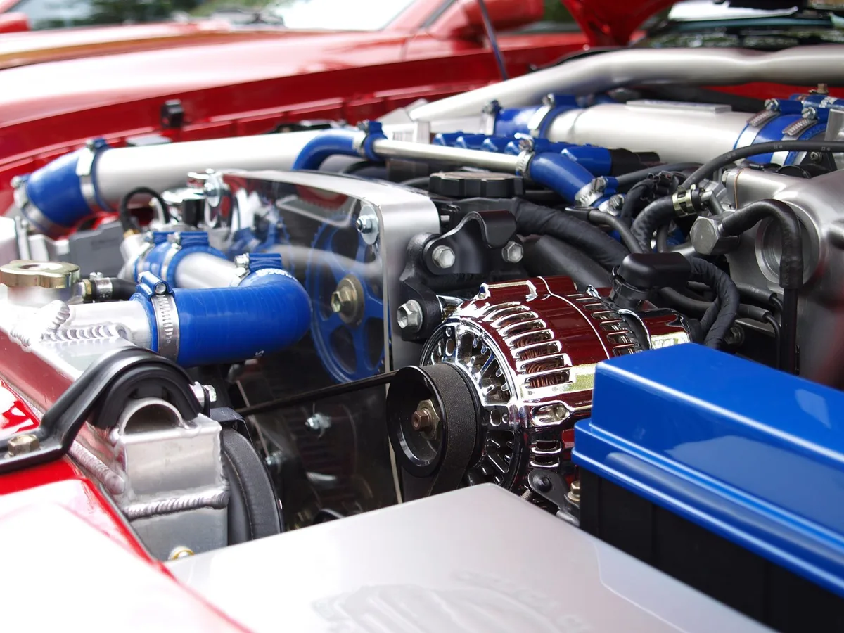 Close-up de motor de carro mostrando componentes internos