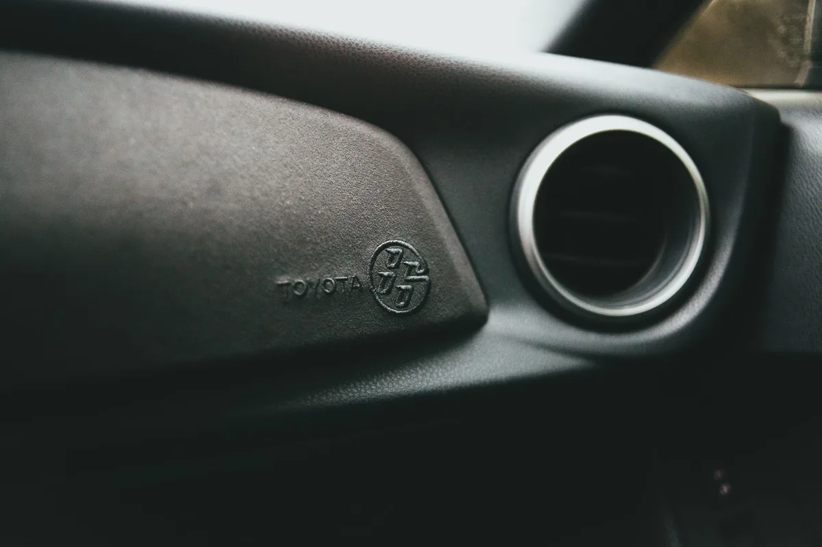 Interior moderno de carro com painel e sistema de ventilação