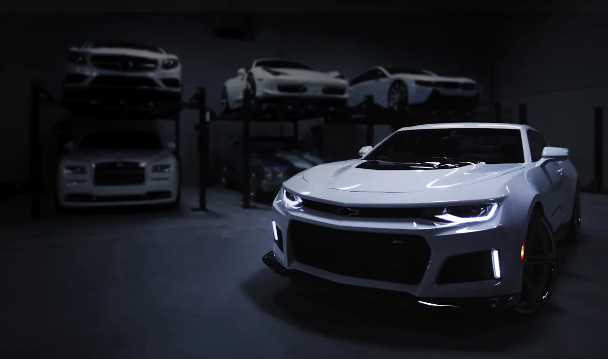 Mecânico verificando o motor de um carro durante uma revisão em oficina