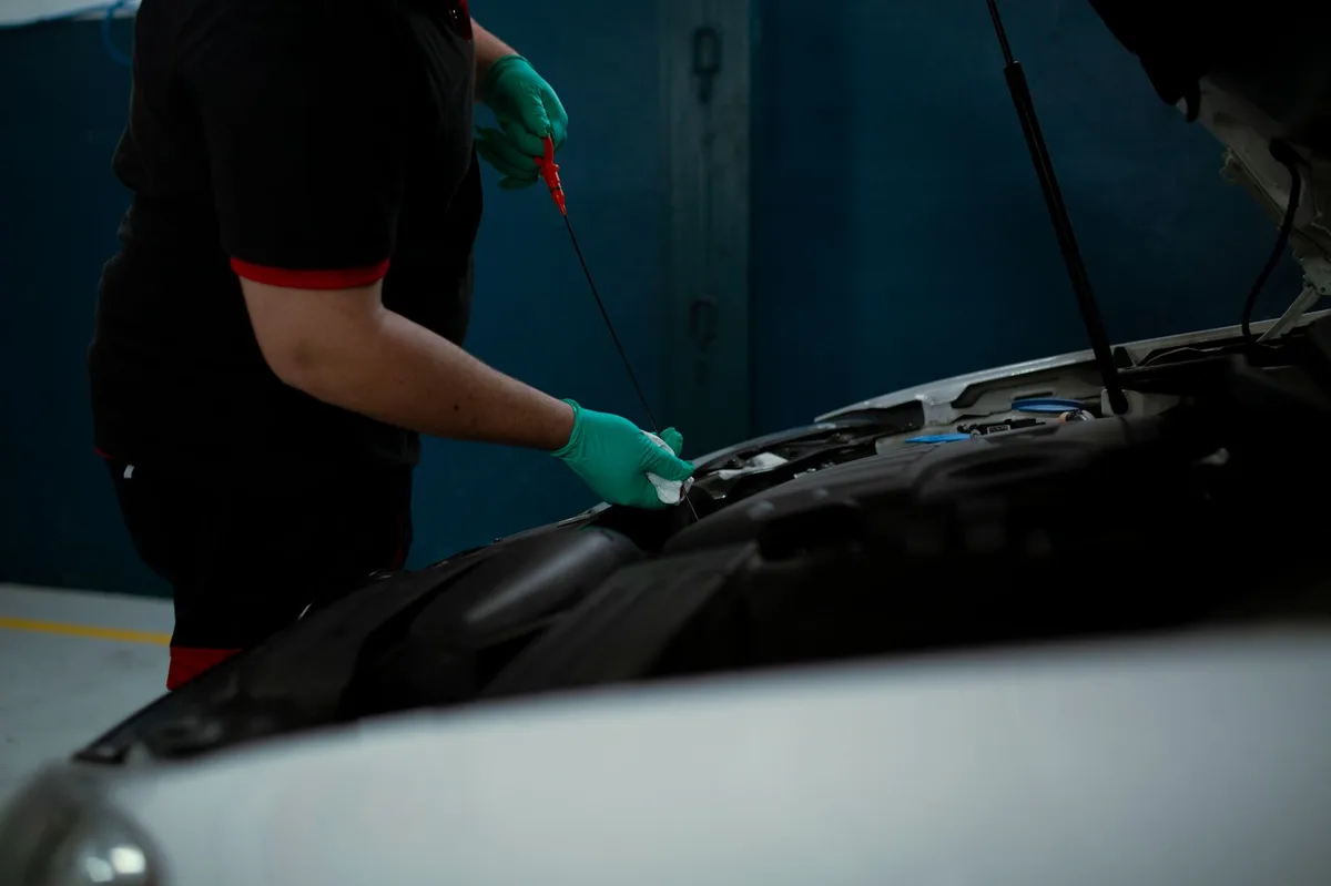 Mecânico verificando motor de carro em oficina