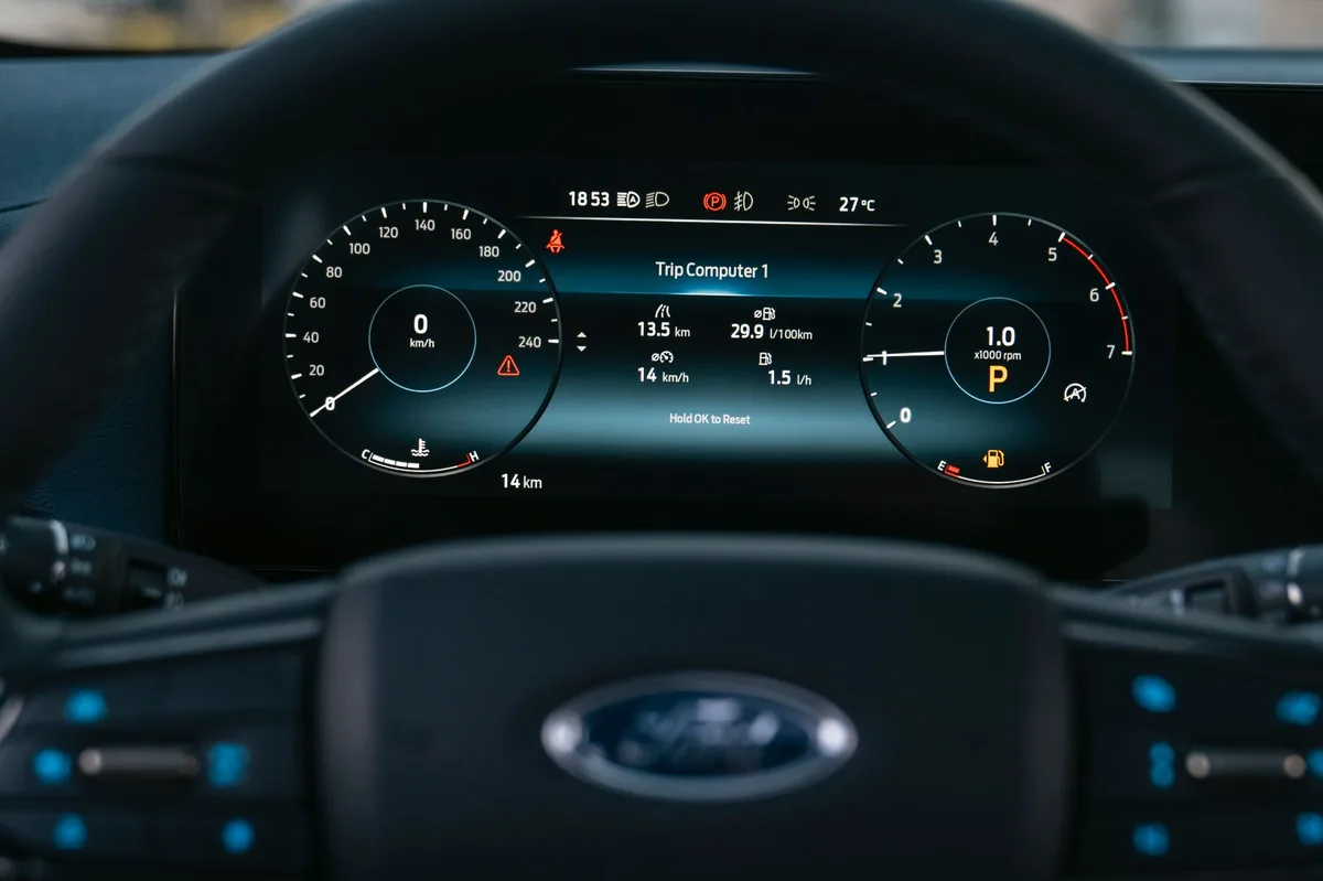 Painel de instrumentos e volante de carro moderno mostrando indicadores de consumo