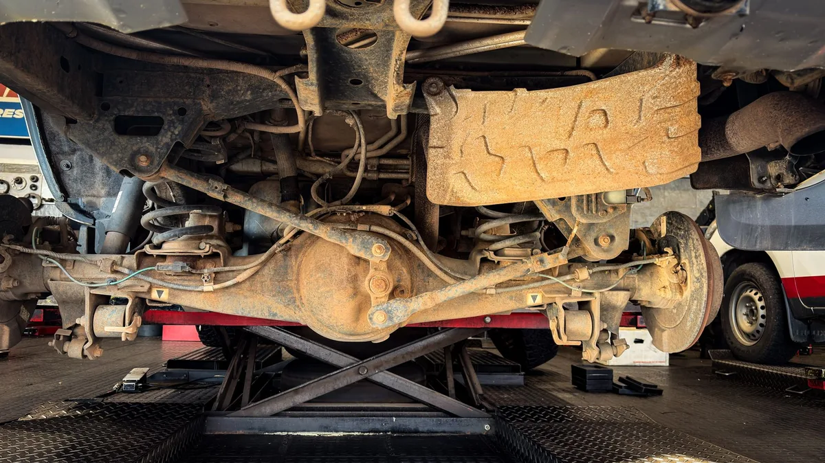 Carro elevado em oficina mecânica para inspeção da suspensão e amortecedores