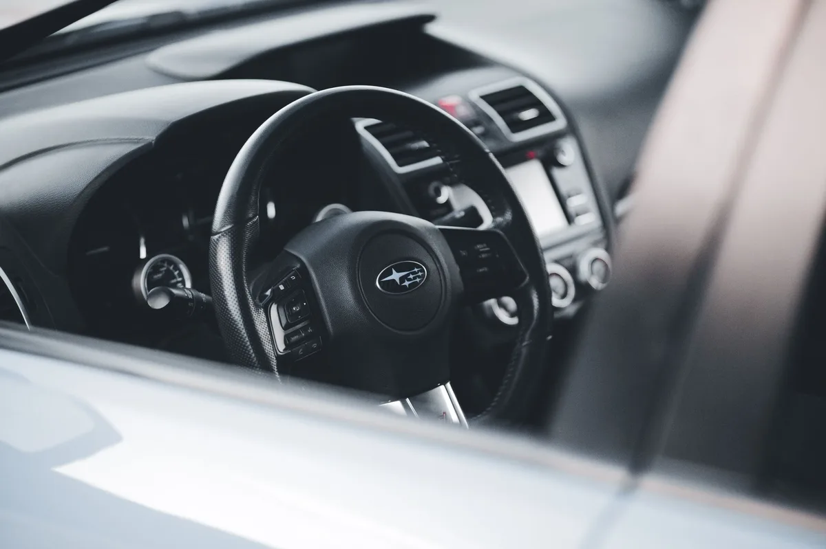 Volante e painel de um carro moderno em detalhe