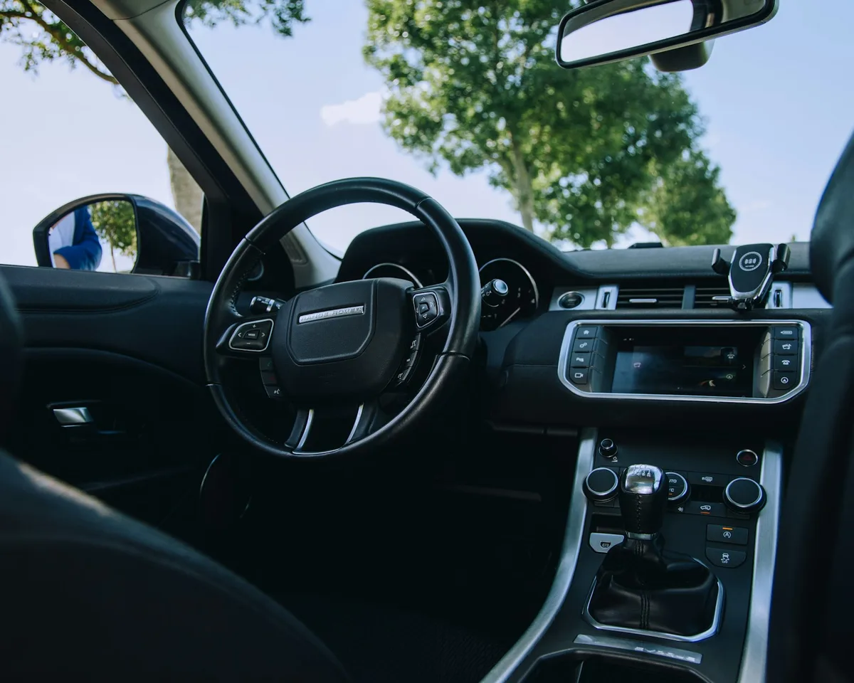 Painel de instrumentos e volante de carro, local onde o motorista mantém a documentação