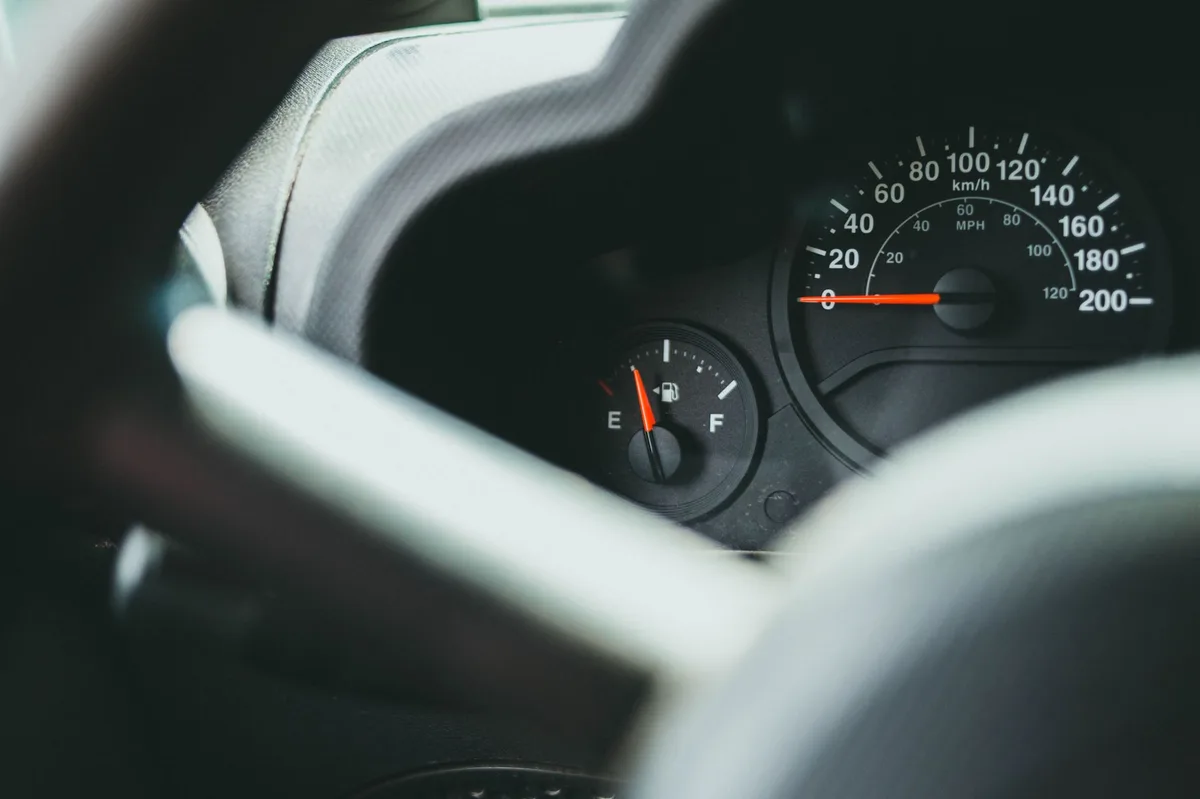 Painel de instrumentos de carro em close mostrando velocímetro e indicadores