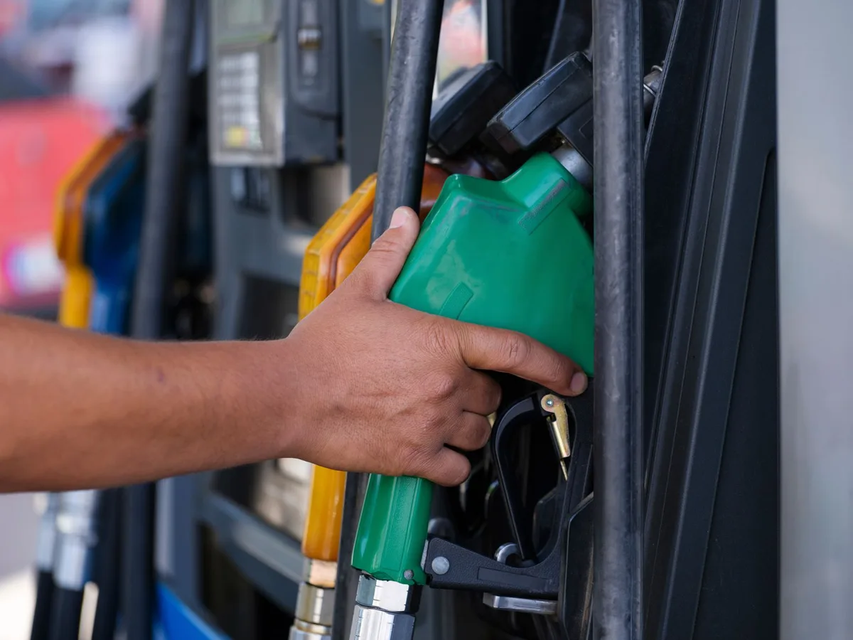 Close de motor de carro mostrando componentes internos relacionados ao desempenho com diferentes combustíveis