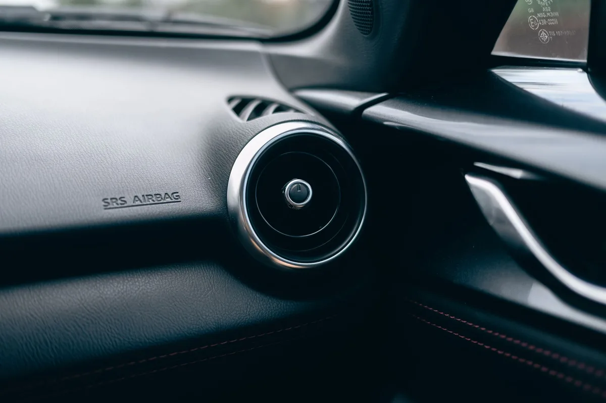 Painel e volante de carro mostrando interior onde ficam as saídas do ar-condicionado