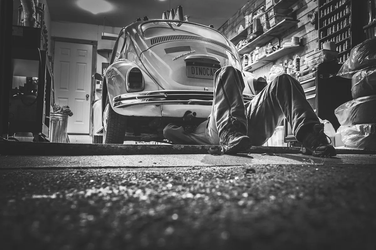 Motor de carro em close mostrando componentes internos da injeção eletrônica