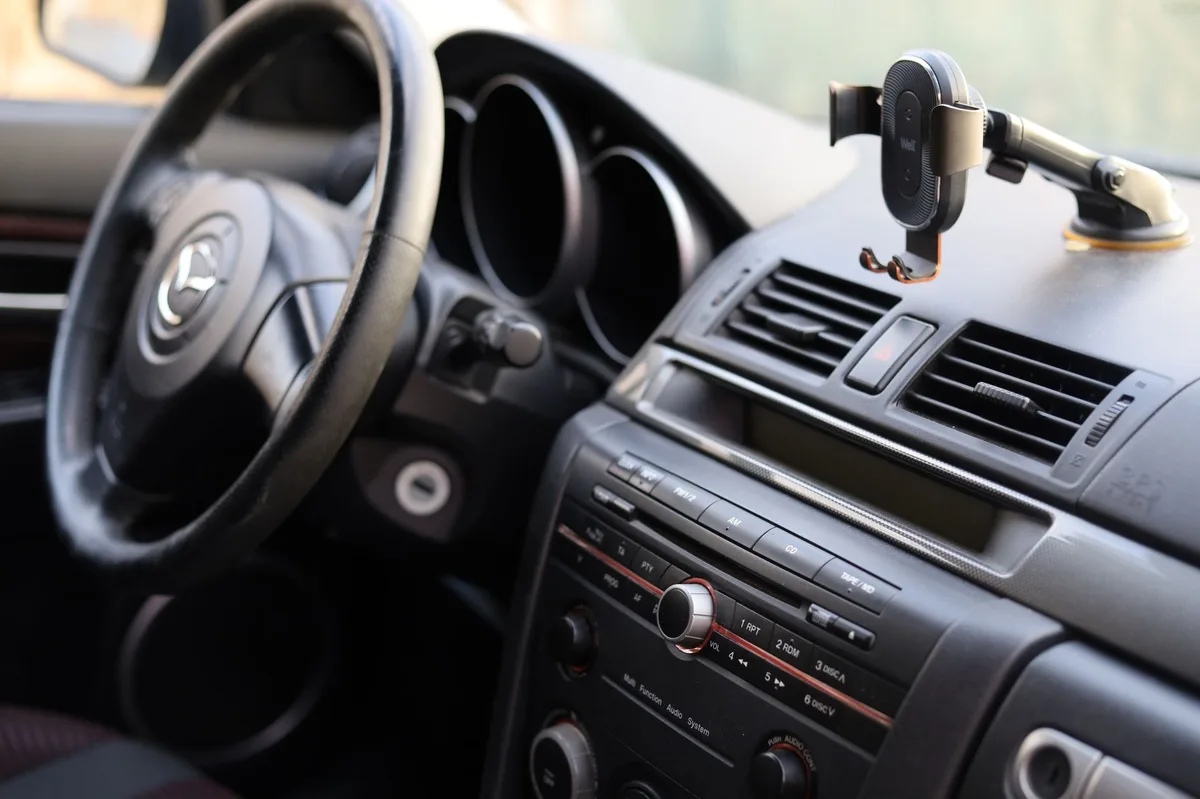 Painel de carro moderno com volante, representando propriedade e documentação veicular