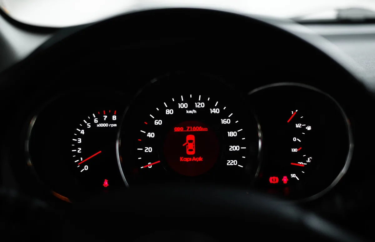 Painel de instrumentos de carro moderno com luzes de alerta