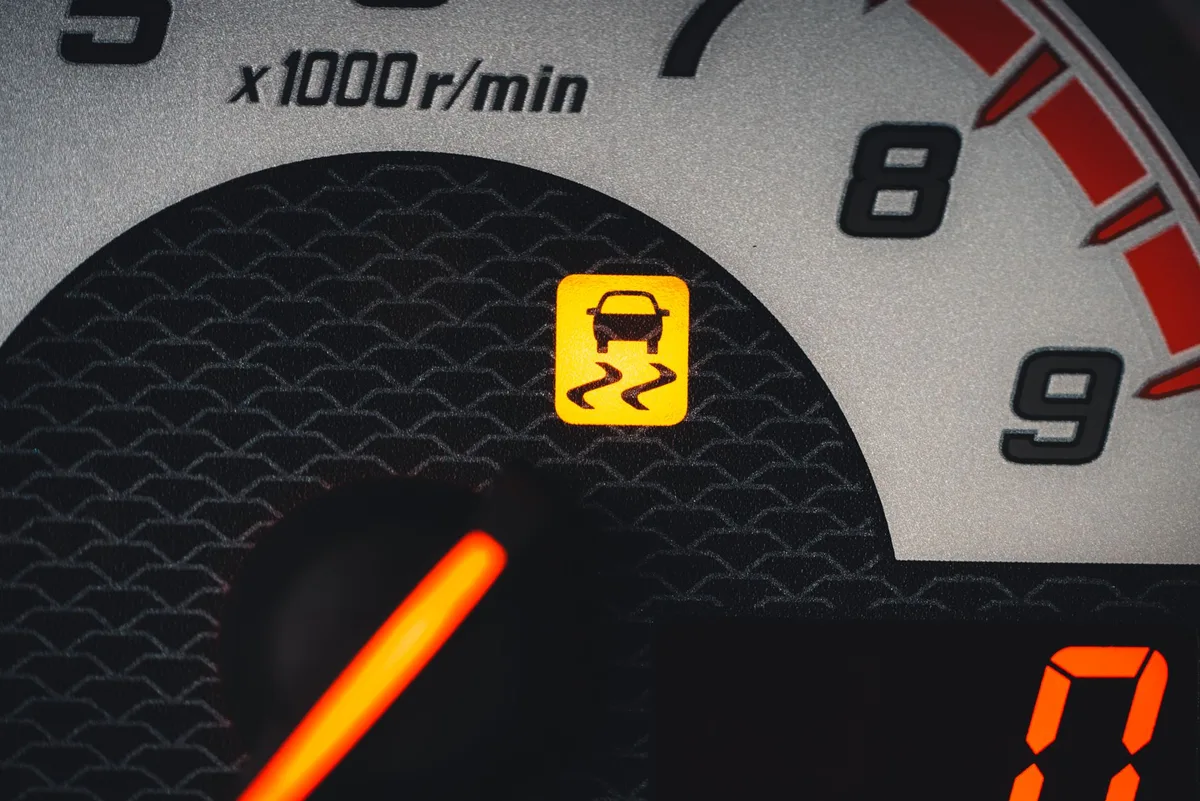 Painel de instrumentos de carro moderno em close mostrando luzes de alerta
