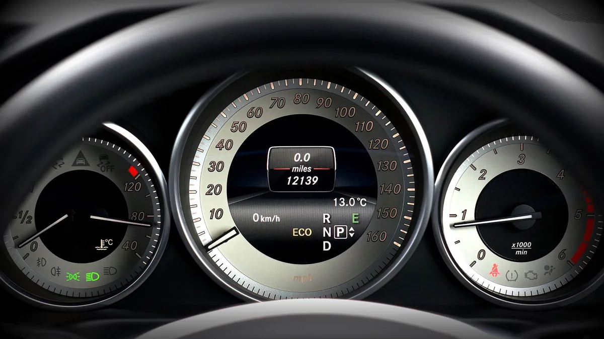 Painel de instrumentos de carro com indicadores de temperatura em close