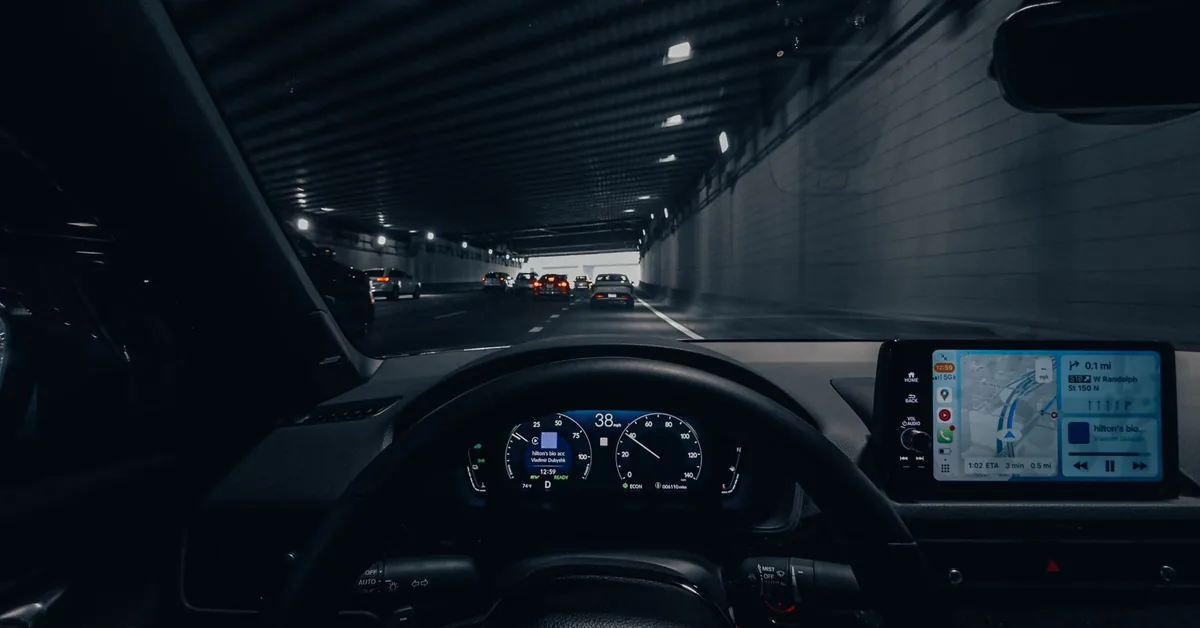 Painel de instrumentos de um carro com o quadro de mostradores iluminado