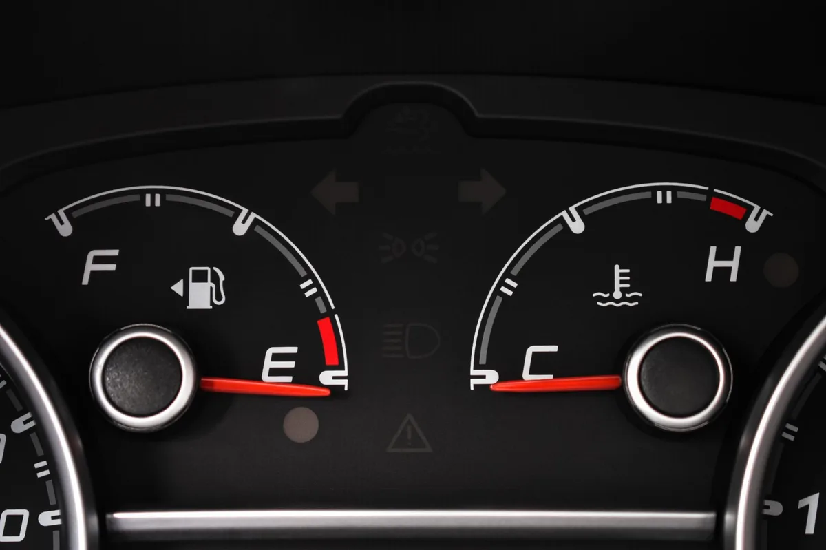 Painel de instrumentos de carro mostrando velocímetro e indicadores