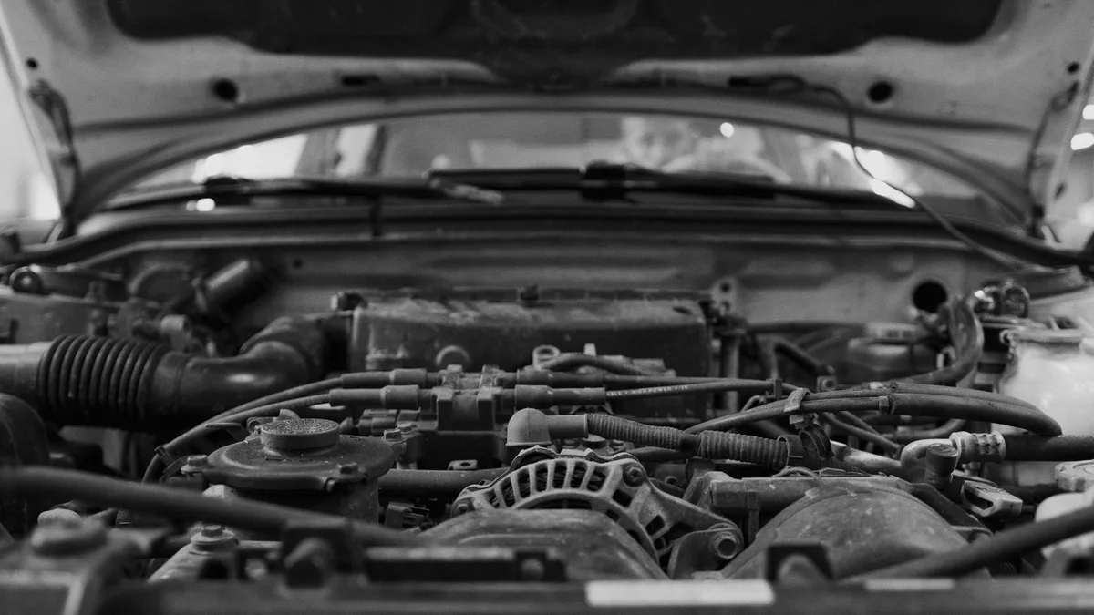 Close do motor de um carro mostrando componentes do sistema de arrefecimento