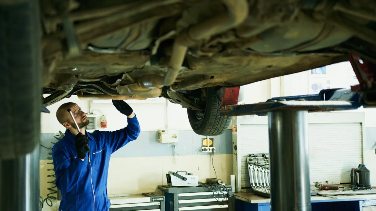 Mecânico realizando inspeção completa de veículo em oficina automotiva