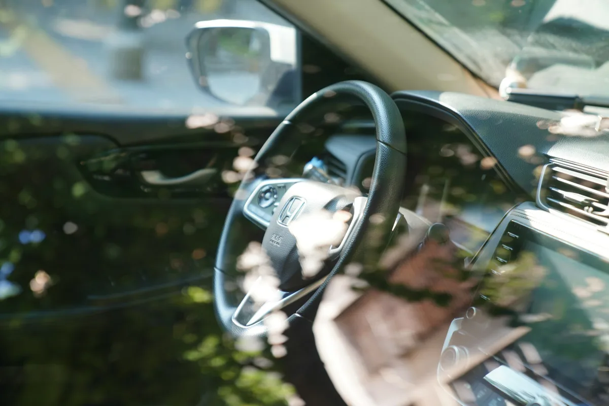 Painel e volante de carro, mostrando instrumentos e comandos do veículo