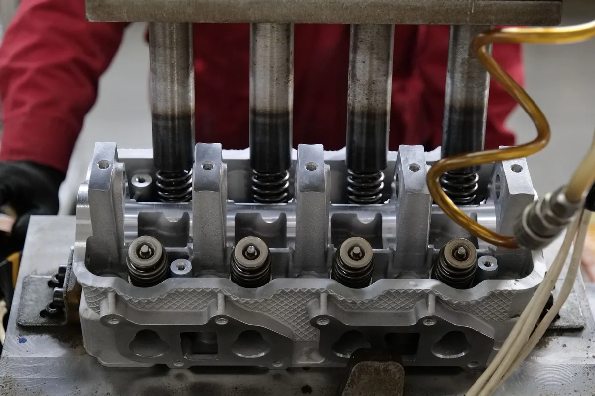 Close-up de um motor de carro aberto mostrando os componentes internos
