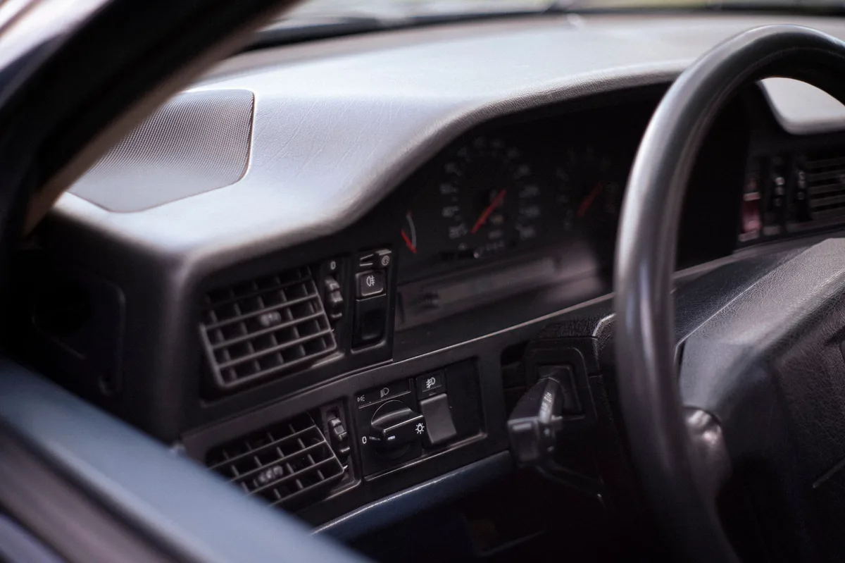 Painel e volante de carro em detalhe, representando a propriedade do veículo