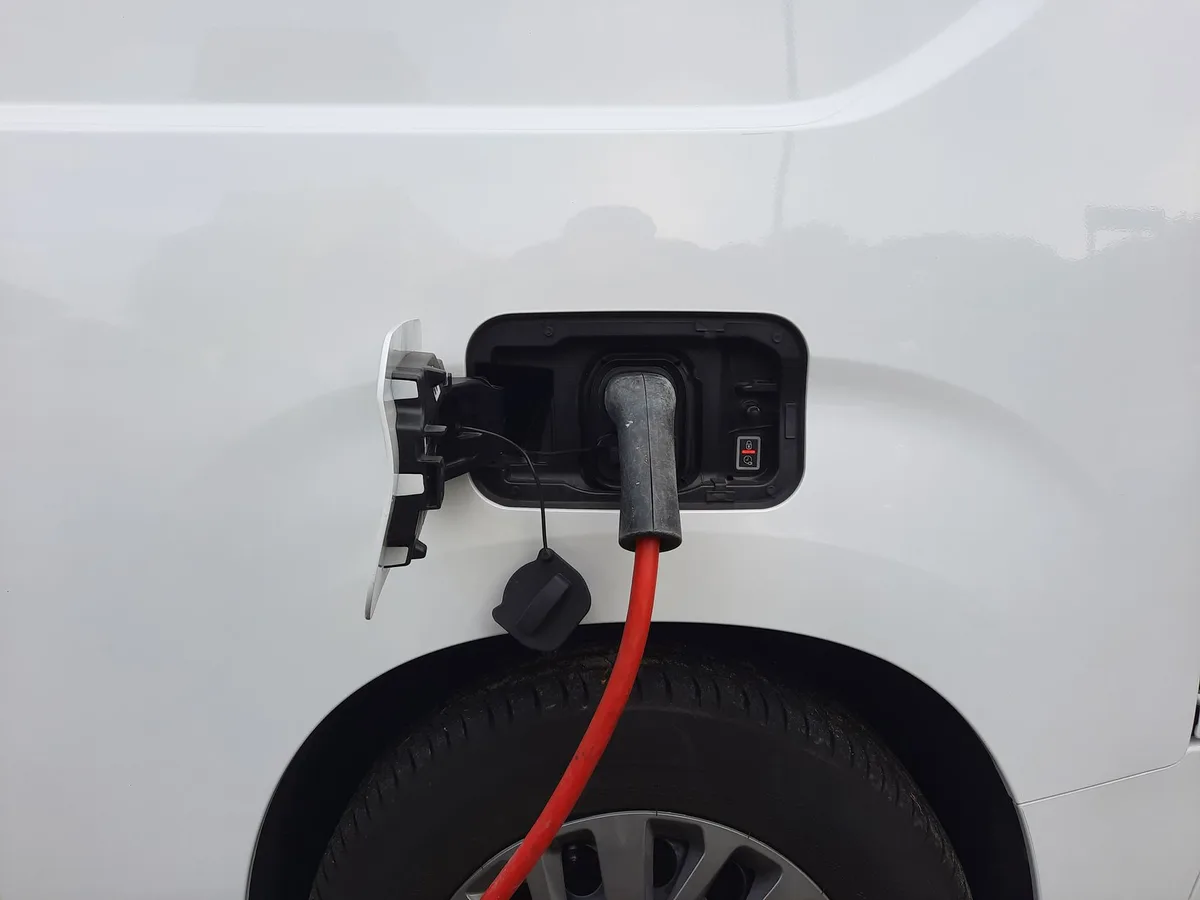 Interior moderno de veículo elétrico com painel digital e tela multimídia