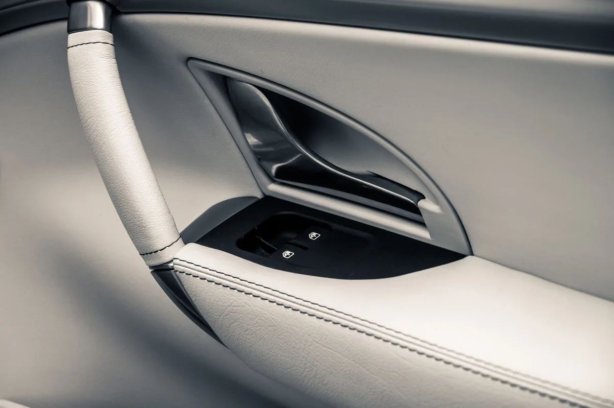 Interior de carro mostrando painel e volante, onde ficam os controles do vidro elétrico